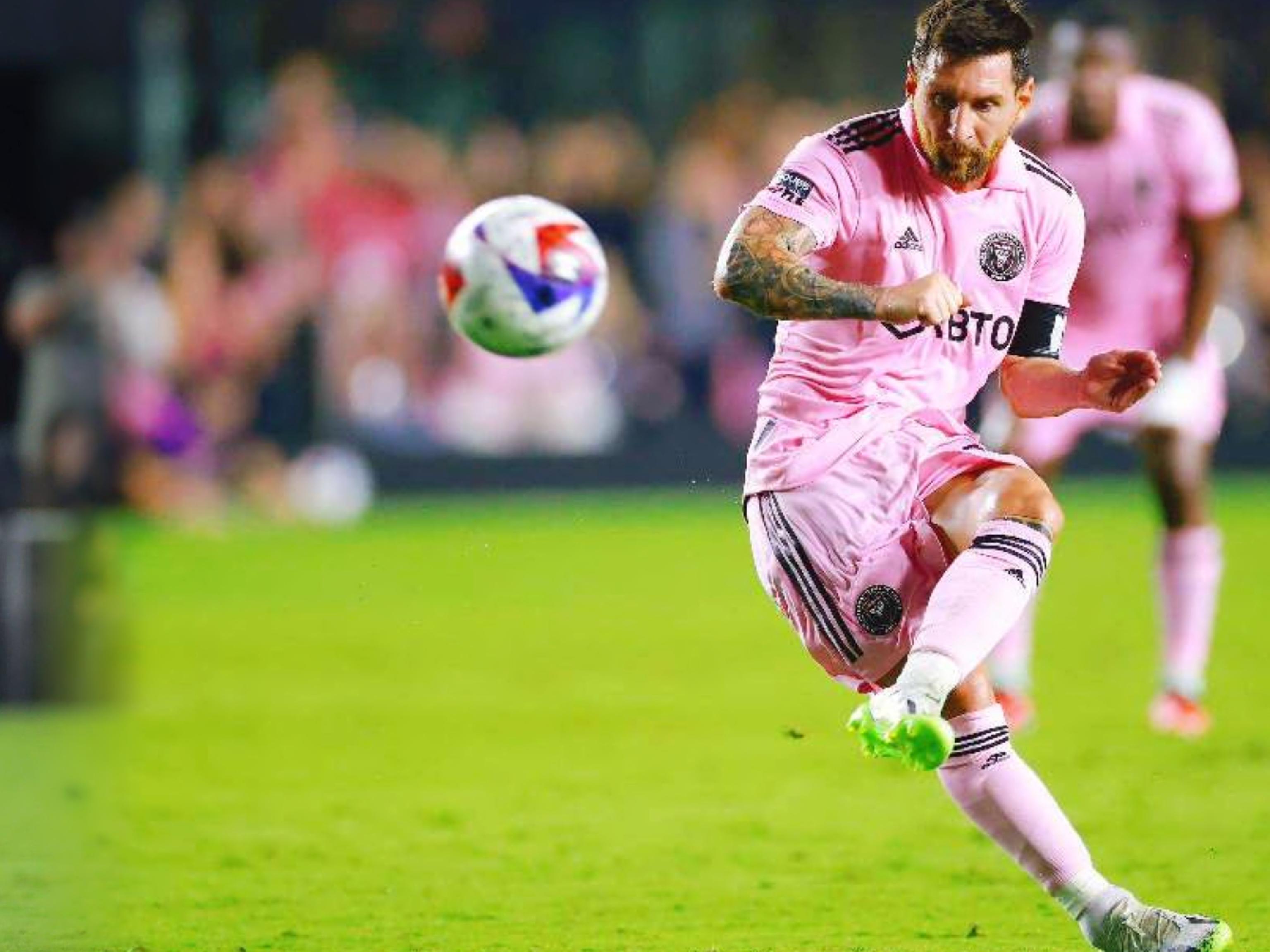 足坛狂欢一夜！欧冠7冠王3-2大逆转登顶意甲，红魔4-1大胜中资球队升第6