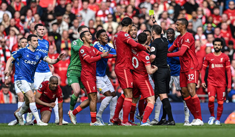 “黄袍”加身，里约热内卢基督像穿上黄潜球衣